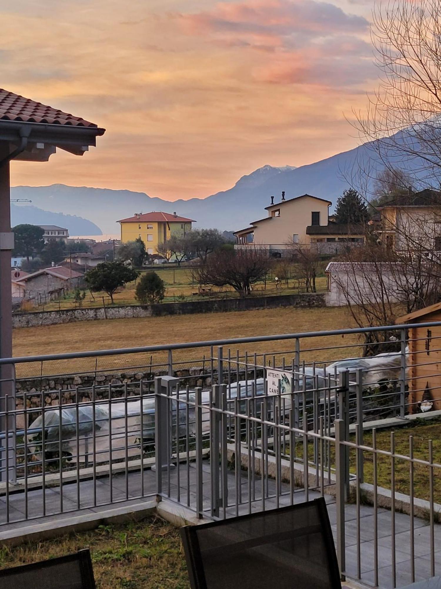 Lago-Apartment Midy, Sfeervol, Zwembad, Airco Domaso Kültér fotó